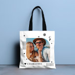 Bolsa Tote Monograma Nome Trendy Foto Simple Modern<br><div class="desc">Monograma Nome Foto Trendy Simple Modern Tote Bags apresenta uma de suas fotos favoritas com seu nome personalizado e monograma em um roteiro elegante e preto. Personalize editando o texto nas caixas de texto fornecidas. Perfeito para o aniversário, Natal, Dia de as mães, Dia de os pais, irmã, primos, melhores...</div>