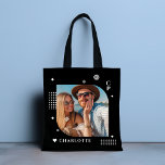 Bolsa Tote Monograma Nome Trendy Foto Simple Modern<br><div class="desc">Monograma Nome Foto Trendy Simple Modern Tote Bags apresenta uma de suas fotos favoritas com seu nome personalizado e monograma em um roteiro elegante e branco. Personalize editando o texto nas caixas de texto fornecidas. Perfeito para o aniversário, Natal, Dia de as mães, Dia de os pais, irmã, primos, melhores...</div>