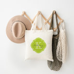 Bolsa Tote Monograma Personalizado da Apple Green<br><div class="desc">Saco de Tote Moderno e Bonito com Nome Personalizado e Monograma Inicial em uma Fronteira de Moldura de Quatrefoil Marroquino Vintage</div>