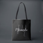 Bolsa Tote Monograma Personalizado de Script Moderno e Nome P<br><div class="desc">Monograma e nome personalizado com nome personalizado no estilo de fonte do script moderno branco e monograma no estilo de fonte do script moderno da cinza como fundo preto. Perfeito como presente de férias, favores de reunião familiar, obrigado seu presente para damas de honra e presente para qualquer ocasião especial....</div>