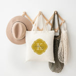 Bolsa Tote Monograma Personalizado Dourado<br><div class="desc">Saco de Tote Moderno e Bonito com Nome Personalizado e Monograma Inicial em uma Fronteira de Moldura de Quatrefoil Marroquino Vintage</div>