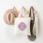 Bolsa Tote Monograma Personalizado Lilac Roxo<br><div class="desc">Saco de Tote Moderno e Bonito com Nome Personalizado e Monograma Inicial em uma Fronteira de Moldura de Quatrefoil Marroquino Vintage</div>