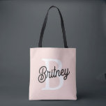 Bolsa Tote Monograma Personalizado Moderno e Nome em Rosa Pas<br><div class="desc">Apresentamos nossa Bolsa Tote Rosa Pastel com Monograma e Nome Personalizados Moderna, um acessório elegante e funcional para uso diário ou como um presente atencioso. Esta bolsa tote apresenta um design contemporâneo em rosa pastel suave, personalizada com seu monograma e nome para um toque personalizado. Perfeita para carregar itens essenciais...</div>
