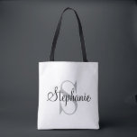 Bolsa Tote Monograma Personalizado Preto Moderno e Elegante<br><div class="desc">A bolsa tote moderna e elegante apresenta um design de monograma personalizado cinza e preto simples e minimalista (as cores podem ser modificadas) que pode ser personalizado com uma inicial e nome em letra cursiva. Presente perfeito para a mulher especial na sua vida... mãe, irmã, filha, tia, avó e melhor...</div>