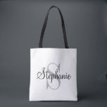 Bolsa Tote Monograma Personalizado Preto Moderno e Elegante<br><div class="desc">A bolsa de tote moderna e elegante apresenta uma simples e mínima cinza personalizada e preto (as cores podem ser modificadas) design de monograma personalizado que pode ser personalizado com um nome e uma inicial no script. Presente perfeito para a senhora especial na sua vida... Mãe, irmã, filha, tia, avó...</div>