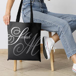 Bolsa Tote Monograma Preto de Tipografia Elegante<br><div class="desc">Um elegante roteiro de tipografia de primeiro nome que se sobrepõe ao último inicial. Cores simples de preto, branco e cinza contrastantes.</div>