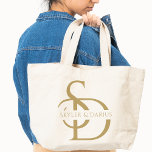 Bolsa Tote Monograma Simples De Casamento Personalizado Com N<br><div class="desc">Faça uma impressão duradoura com o Simples Monograma de Casamento Dourado Personalizado com o Nome Tote Bag, um presente refinado e prático para o casal de casamento. Este saco elegante, com um monograma dourado personalizado com as iniciais do casal, é a mistura perfeita de estilo e funcionalidade. Ideal para comemorações...</div>