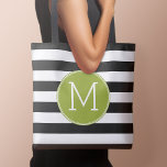 Bolsa Tote Monograma verde de padrão em branco e preto<br><div class="desc">Um design simples com uma área para monogramas. Se precisar ajustar o trabalho de arte ou alterar a fonte,  clique na área personalizar. Isso o levará à ferramenta design onde você pode fazer muitas mudanças.</div>