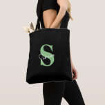 Bolsa Tote Monograma Verde Sage Minimalista Moderno Personali<br><div class="desc">Esta bolsa preta moderna, elegante e minimalista é o acessório personalizado perfeito para noivas e damas de honra. Com um monograma suave em verde sage com a inicial do primeiro nome e o primeiro nome em letra cursiva branca, combina sofisticação e praticidade, ideal para os essenciais do dia do casamento...</div>