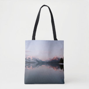 BOLSA TOTE MONTANHA COBERTA DE NEVE PERTO DO LAGO DURANTE O D