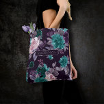 Bolsa Tote Moody Boho | Derrame de beringela púrpura e lacrim<br><div class="desc">Tema moderno, escuro e temperado, pintado à mão, apresentando um buquê floral de berinjela de tom joalheiro, roxo, ameixa, e coloração escura, embelezado por louro botânico e sotaques roxos profundos. Da coleção "Boho Bloom", esse layout incorpora um rico buquê de flor silvestre boêmica com flores radiantes e folhagem verde de...</div>