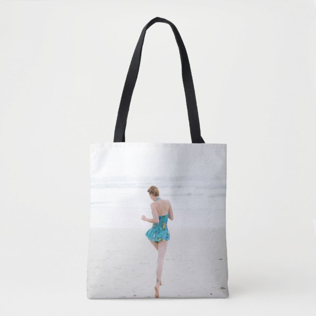 Bolsa Tote Mulher caminhando na praia perto da praia (Frente)
