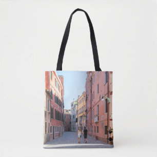 Bolsa Tote Mulher de jaqueta preta caminhando na calçada em 