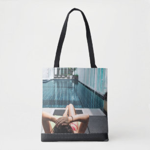 Bolsa Tote Mulher deitada no salão castanho