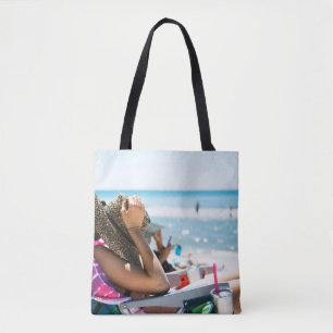 Bolsa Tote Mulher deitada no sol solta cobrindo seu rosto com