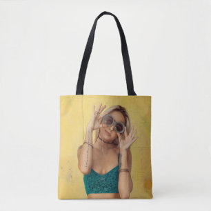 Bolsa Tote Mulher em bralette azul segurando óculos de sol c