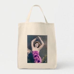Bolsa Tote mulher em sarong roxo, braços levantados como se d