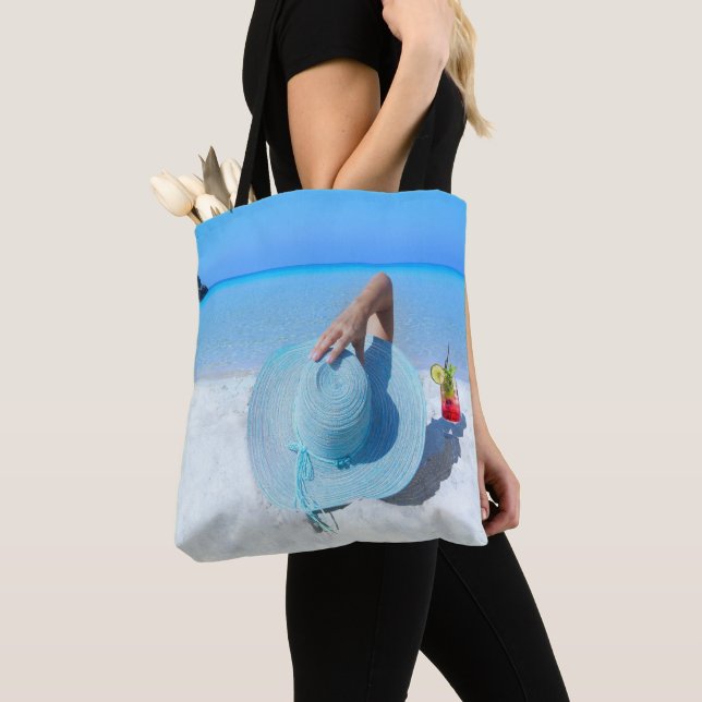 Bolsa Tote Mulher Na Praia Com Bebida (Close Up)