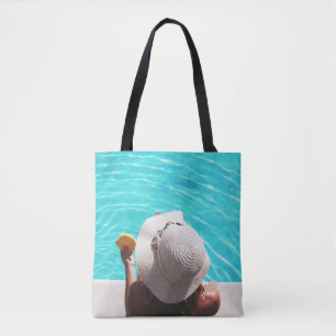 Bolsa Tote Mulher sentada ao lado da piscina de natação