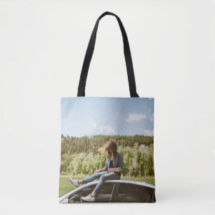 Bolsa Tote Mulher sentada no telhado de sedan branco