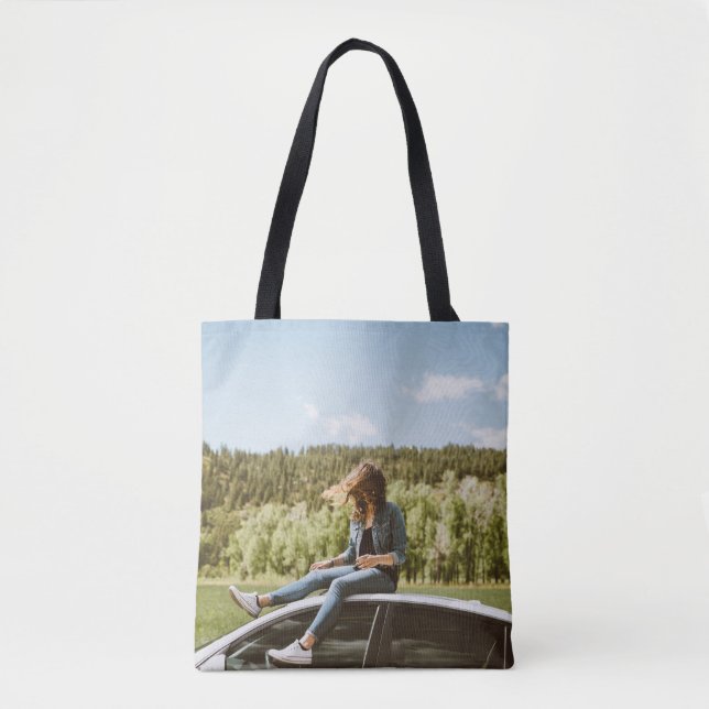 Bolsa Tote Mulher sentada no telhado de sedan branco (Frente)