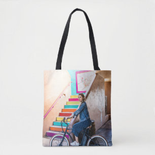 Bolsa Tote Mulher vestindo jaqueta de denim azul e calções 