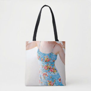 Bolsa Tote Mulher vestindo rompermos florais azuis e chapéu
