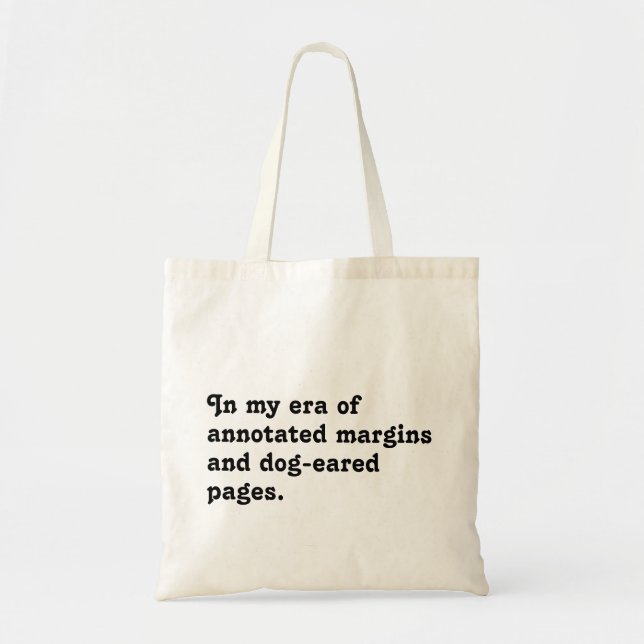 Bolsa Tote Na minha era de margens anotadas e páginas pintada (Frente)