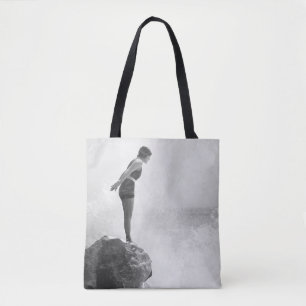 Bolsa Tote Nadador feminino na rocha acima da surfvintagem de