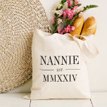 Bolsa Tote Nannie Roman Numeral Year Estabelecido<br><div class="desc">Uma bolsa de tote moderna minimalista para celebrar uma avó chinesa,  esta bolsa mínima limpa apresenta "Nannie" ou a sua escolha de apelido avó em letras negras de serifa. Personalize com o ano em que ela se tornou avó por baixo de elegantes números romanos para um toque chic.</div>