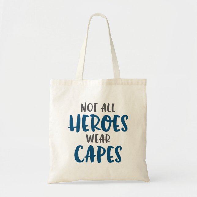 Bolsa Tote Nem Todos Heróis Vestem Capes. (Frente)