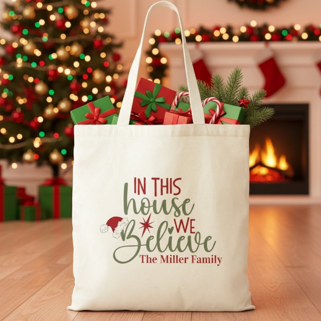 Bolsa Tote Nesta Assembleia, Pensamos Que O Natal Personaliza (In This House We Believe Custom Christmas Tote Bag - Add Your Name, Family Name or Special Text)
