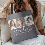 Bolsa Tote Netos fazem a vida grande 3 Cinzas de colagem de f<br><div class="desc">Um presente pensativo para avós, este na moda personalizado design de sacola de tote apresenta um modelo de 3 fotos para personalizar com fotos dos netos. Uma combinação do moderno guião manuscrito combinado com uma fonte moderna sans serif que diz "netos fazem a vida grandiosa!" O fundo é uma cinza...</div>