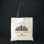 Bolsa Tote New York Wedding | Linha Skyline Estilizada<br><div class="desc">Um saco de tote de casamento único para um casamento que acontece na cidade de Nova Iorque. Este bolsa apresenta uma ilustração estilizada do horizonte único da cidade com seu nome embaixo. Esta é seguida pelas informações do dia do casamento em um estilo aberto igual.</div>