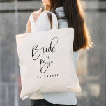 Bolsa Tote Noiva de Caligrafia Simples de Casamento<br><div class="desc">Noiva de ser simples caligrafia de caligrafia apresenta caligrafia divertida e bonito,  junto com a noiva de ser o novo sobrenome.</div>