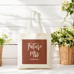 Bolsa Tote Noiva Futura Sra. Brown Terracotta Tote Bag<br><div class="desc">Noiva Futura Senhora Terracotta Tote Bag com o Texto Futuro Sra. Terracotta/Burnt Orange/Brown White. Verifique a coleção de armazenamento abaixo para obter itens correspondentes.</div>
