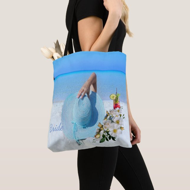 Bolsa Tote Noiva Na Praia Com Buquê E Bebida (Texto) (Close Up)