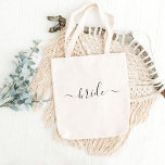Bolsa Tote Noiva Preto Branco roteiro moderno casamento<br><div class="desc">Bolsa tote Noiva Moderna com o texto simples "noiva" em uma bela tipografia de roteiro impressa na frente. Sacolas simples e fofas em um elegante roteiro preto. Faz um ótimo presente de chá de panela,  festa de despedida de solteira ou casamento para a futura Sra!</div>