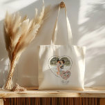 Bolsa Tote Noivado personalizado do mapa de localização do co<br><div class="desc">Mapa de localização do coração fotográfico noivado personalizado,  casamento ou presente de memória especial. Carregue uma foto e um local do mapa que tenha um significado especial para o casal feliz. O texto em volta do coração diz "o começo de nossa aventura".</div>