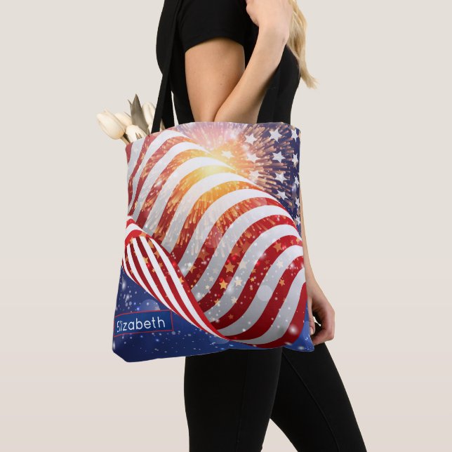 Bolsa Tote Nome, Bandeira Vibrante Acenando e Ombro de Fogos  (Close Up)