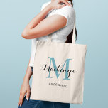 Bolsa Tote Nome da Bridesmaid do Casamento Personalizado Azul<br><div class="desc">O saquinho personalizado elegante apresenta um design de tipografia monograma personalizado com o nome do script de caligrafia moderno e o monograma serif inicial em cores azul e preto aqua / teal. Inclui texto personalizado para um título de partido de noiva,  como "BRIDESMAID" ou outro texto preferido.</div>