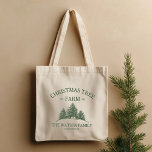 Bolsa Tote Nome da Família Personalizada Retrô de Fazenda da<br><div class="desc">Festas de carregar animam onde quer que vá com a nossa mala de tote! Apresentando seu nome familiar e uma design de fazenda de árvore de Natal em verde-sábio,  é perfeito para comprar,  dar e espalhar vibrações festivas!</div>