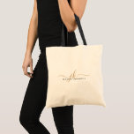 Bolsa Tote Nome das Iniciais do Script Dourado Monograma de T<br><div class="desc">Saco personalizado moderno e minimalista, com um monograma ou iniciais manuscritos de tendências, e nome em cores douradas e pretas editáveis para um aspecto profissional elegante ou na moda. ASSISTÊNCIA: Para obter ajuda com a modificação ou personalização do design, alteração de cor, redimensionamento, transferência do design para outro produto ou,...</div>