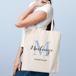 Bolsa Tote Nome de Bridesmaid do Casamento Personalizado de A<br><div class="desc">O elogioso saco personalizado de tote de casamento apresenta um design de tipografia monograma personalizado com o nome do script de caligrafia moderno e o monograma serif em cores azuis e pretas empoeiradas. Inclui texto personalizado para um título de partido de noiva,  como "BRIDESMAID" ou outro texto preferido.</div>