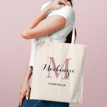 Bolsa Tote Nome de Bridesmaid do Casamento Personalizado de R<br><div class="desc">O saquinho personalizado elegante apresenta um design de tipografia monograma personalizado com o nome do script de caligrafia moderno e o monograma serif em rosa empoeirado / mauve cor-de-rosa e preto. Inclui texto personalizado para um título de partido de noiva, como "BRIDESMAID" ou outro texto preferido.</div>