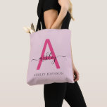Bolsa Tote Nome de Monograma de Rapariga de Script Moderno Ro<br><div class="desc">Elevem o seu estilo diário com esta bolsa de tote de monograma personalizada. Apresentando uma risonhosa letra rosa "A" e um roteiro elegante que personaliza seu nome, esta bolsa combina minimalismo moderno com um toque feminino. Seu design espaçoso e durável o torna o acessório perfeito para qualquer ocasião — seja...</div>