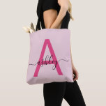 Bolsa Tote Nome de Monograma de Rapariga de Script Moderno Ro<br><div class="desc">Elevem o seu estilo diário com esta bolsa de tote de monograma personalizada. Apresentando uma risonhosa letra rosa "A" e um roteiro elegante que personaliza seu nome, esta bolsa combina minimalismo moderno com um toque feminino. Seu design espaçoso e durável o torna o acessório perfeito para qualquer ocasião — seja...</div>