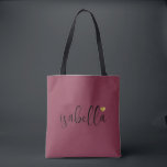 Bolsa Tote Nome de Script do Bridesmaid Personalizado - Borgo<br><div class="desc">Um saco de burgundy moderno chic com o nome do guião preto e o coração de ouro que é perfeito para uma proposta de dama de honra. Suas madrinhas podem encher sua bolsa com essências para viagens de Festa de solteira, ou para o essencial para trazer na manhã do casamento....</div>