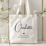 Bolsa Tote Nome de Script Moderno Simples de Casamento de Bri<br><div class="desc">Bridesmaid Wedding Simple Modern Calliographic Script Personalizado Name Tote Bags apresenta o nome da sua madrinha em um roteiro elegante de caligrafia negra, acentuado com um coração de amor simples com a adição do seu texto personalizado, como a data e bridemaid. As cores do texto e do coração podem ser...</div>