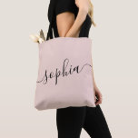 Bolsa Tote Nome de Script Personalizado Rosa<br><div class="desc">Saco de tote, branco personalizado, rosa-chic e preto, rotulado com nome branco personalizado ou qualquer texto para presentes de damas de honra, festas de solteira, favores de aniversário e vitrines de viagem para meninas, e presente de formatura para o armazenamento de sala de faculdade e dormitório fofos. Perfeito para a...</div>